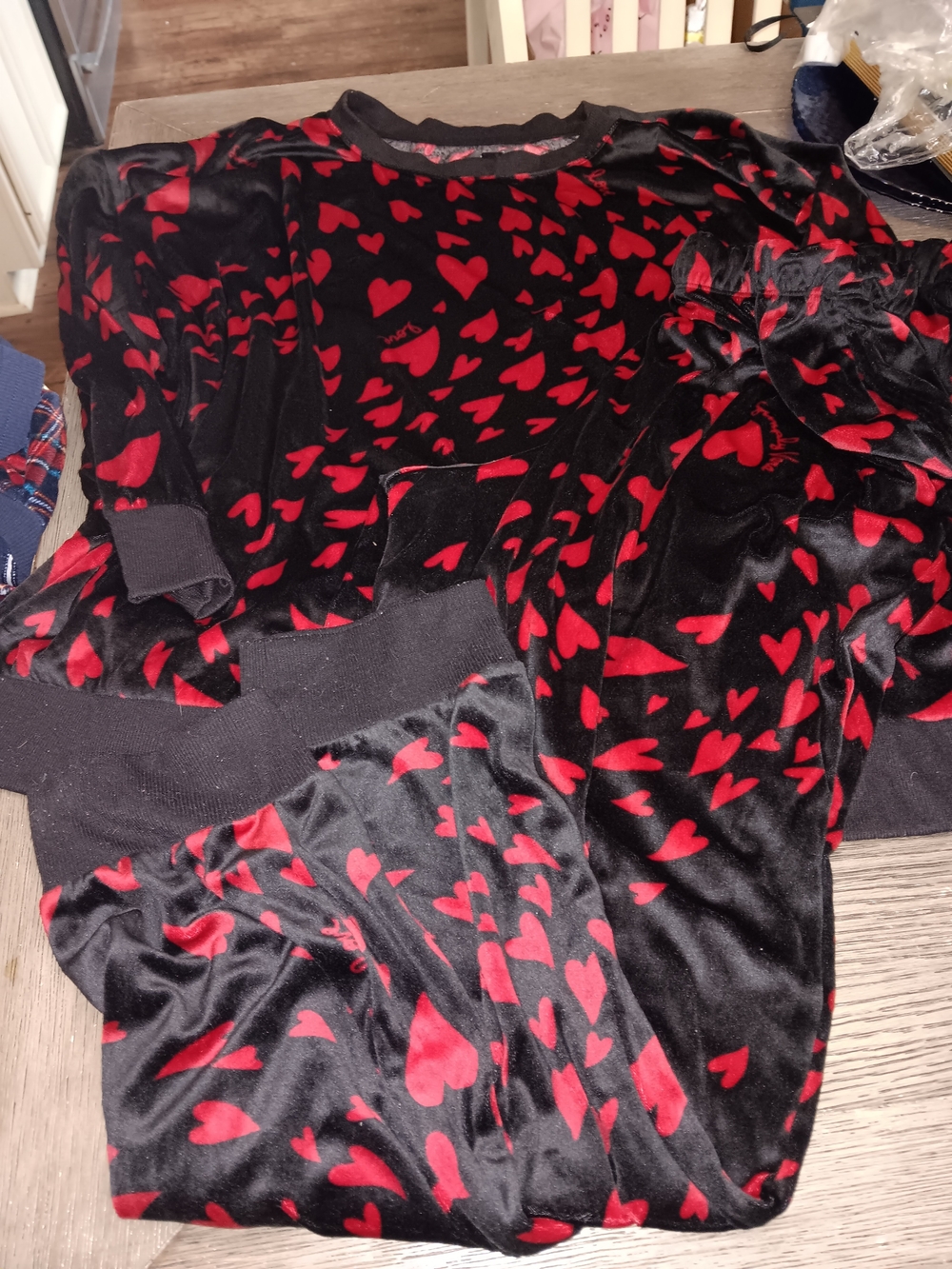 Simply Vera Vera Wang Black Velvet Pajama Set with Red Heart Print